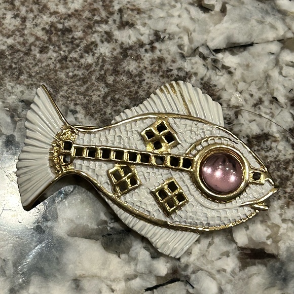 Cabochon fish eye brooch - Picture 1 of 2